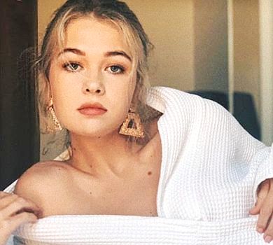 18-річна донька Брежнєвої влаштувала постільну фотосесію в халатику