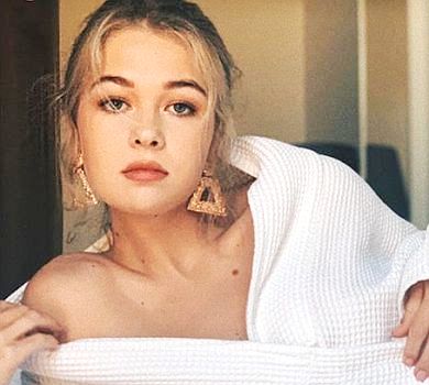 18-річна донька Брежнєвої влаштувала постільну фотосесію в халатику