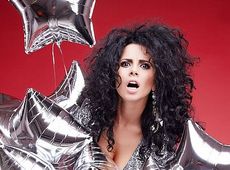 Каменських показала груди у мереживі та сховалася за срібними кульками. ФОТО    