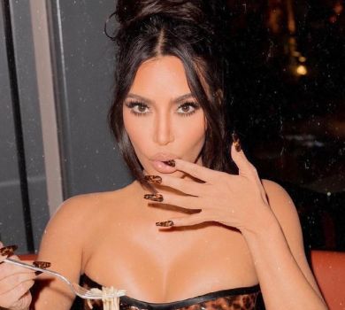 Це офіційно: Кардашян підловили за ручку з 28-річним бойфрендом