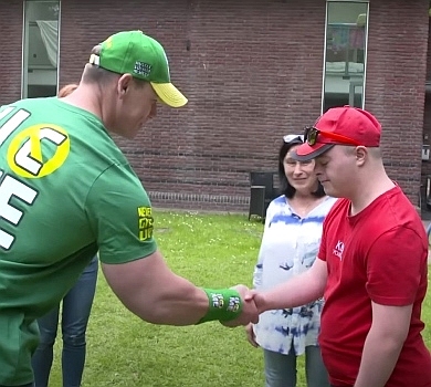 Зірка реслінгу Джон Сіна приїхав до хлопця з синдромом Дауна, який урятувався з Маріуполя. Зворушливе ВІДЕО