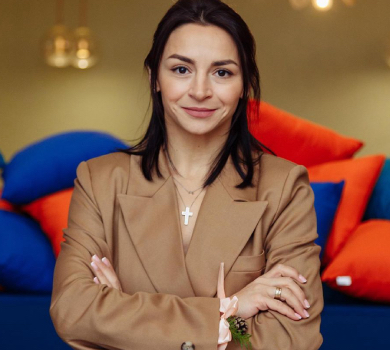 Гвоздьова у синьо-жовтому покружляла в снігу та розповіла, за що любить зиму. ВІДЕО