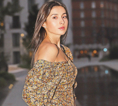 Ярославська в купальнику на Мальдівах попозувала під душем своїй доньці. ФОТО