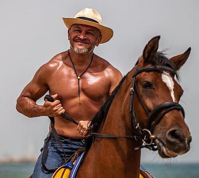 Відчуваю себе героєм фільму: 49-річний Хіменес-Браво посвітив лискучим торсом на коні