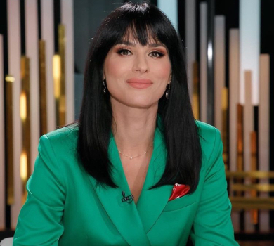 Святковий вайб: Єфросиніна заселфилася в ліфті з коханою мордочкою. ФОТО