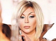 Білик у новому кліпі озброїли та затягнули у шкіряний корсет 