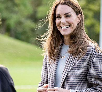 Светр і пальтечко Massimo Dutti: Міддлтон вигуляла осінній лук, відвідавши Університет Дербі