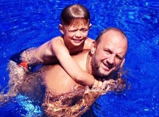 Потап вивіз родину до Монако та не вліз у круту тачку. ФОТО