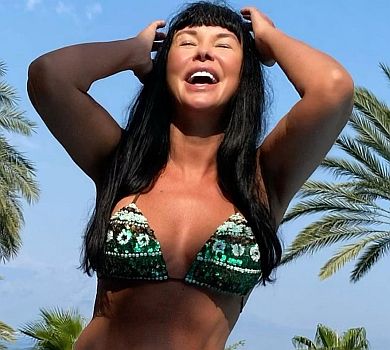 56-річна Ахат в купальнику показала, де рятується від турецької спеки