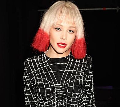 Кароль із червоними пасмами посвітила ніжками в міні та срібних чоботах