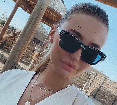 Жінка Тищенка в окулярах за 20 тисяч попозувала в дубайському зоопарку 