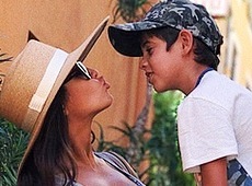 Дімопулос гайнула з сином на Лазурове узбережжя та посвітила тілом біля вікна