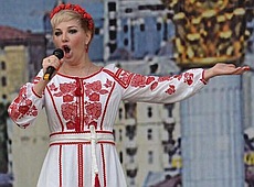 Удова Максакова у вишиванці заспівала під акордеон екс-міністра. ФОТО