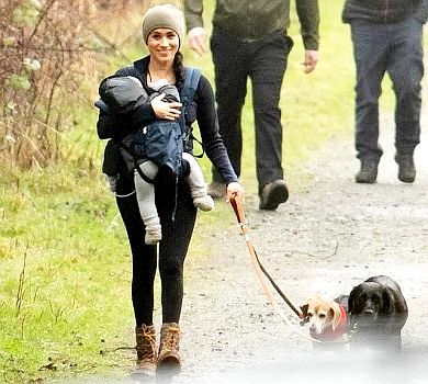 Прощавай, палац: Меган Маркл у зручному кежуелі гуляє на природі з сином та собаками