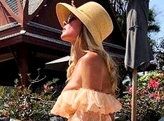 Дружина Кернеса зустріла весну в купальнику. ФОТО