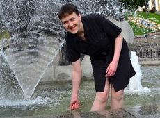 Савченко в сукні помочила ноги у фонтані та на підборах сходила до школи. ФОТО