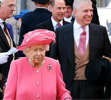 Водив до палацу жінок і саджав на трон: джерела розказали про інтимні пустощі принца Ендрю