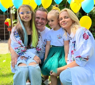 Плакали! Сміялися!: Ребрик возз‘єдналася з дочками і привітала старшу з ювілеєм