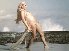 Афродита Камалія у новому кліпі засвітила груди, шрам та зіграла на скрипці. ВІДЕО