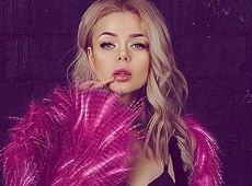 Шкарпетковий тренд і відтінки рожевого: Гросу показала новий фотосет