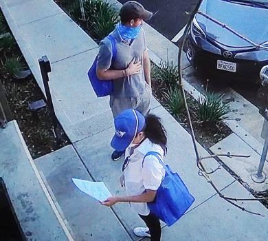 Бандана замість маски і по одній рукавичці: як волонтерять принц Гаррі та Меган. ВІДЕО