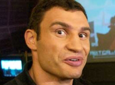 Віталій Кличко вбив чотирьох зайців і порушив правила їзди