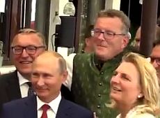 Спізнився, станцював і хор подарував: Як Путін на весілля австрійської чиновниці з’їздив