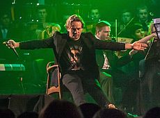 На концерті ТНМК з оркестром Фоззі довелося співати сидячи. ФОТО