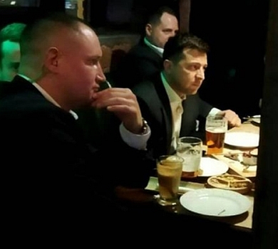 З Єрмаком та пивом: Зеленський повболівав за збірну у пабі 