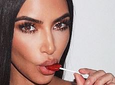 Кардашян заради парфуму нахилилася голяка. ФОТО