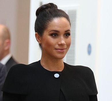 Маркл для чергового виходу вділася в чорне та закрутила гульку