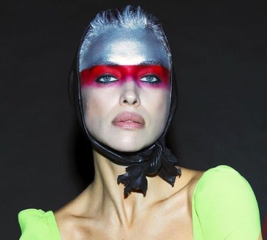 Шейк зі срібним лобом і написом на грудях повигиналася у міні для глянцю