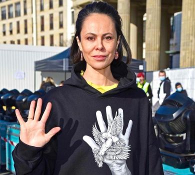 Жінка Кличка попозувала в худі, гроші від продажу якого підуть на допомогу українцям