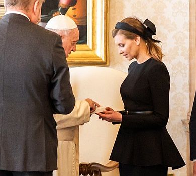 Total black та обруч із бантом: у чому перша леді до Папи Римського сходила