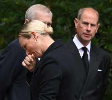 Згорьовані родичі Єлизавети ІІ вийшли до її підданих у Балморалі 