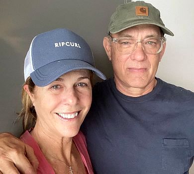 Здорові та вдома: Хенкс із дружиною вийшли з карантину після коронавірусу та вернулися до США