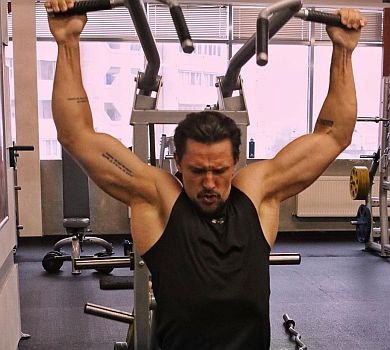 Їм все що заманеться: Цимбалюк із голим торсом показав, як повертає форму