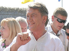 Ющенко будує у Карпатах музей, церкву і колибу. Фото