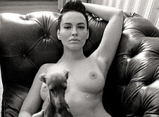 Астаф’єва оголила груди серед книжок та захотіла написати роман. ФОТО