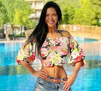 НеАнгел Віка в куцих шортиках показала, як відпрацьовує турецький all inclusive