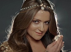 Могилевська з віялами та у 6-х різних сукнях показала, як завелася. ВІДЕО