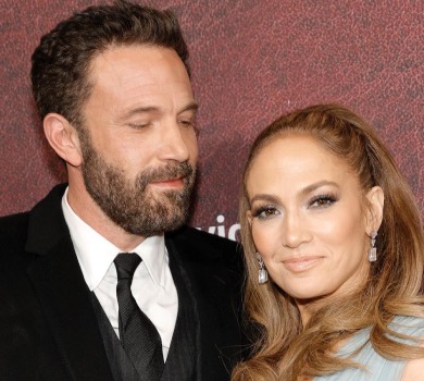 Лопес зі сміливим декольте покрасувалася на прем’єрі Аффлека