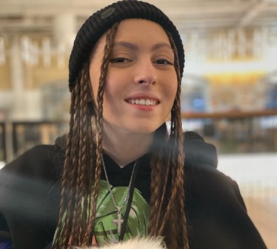 17-річна донька Полякової розказала про розваги з хлопцем на відстані та плани на майбутнє