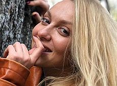 Полякова згадала, як мама хвалила її ноги та ганяла автівки з Польщі