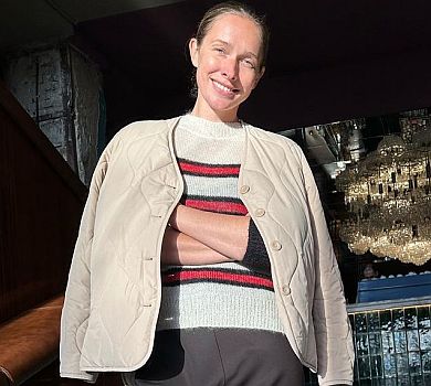 Закликаю весну: Осадча в бежевому показалася без мейкапу та приміряла жакет на голе тіло