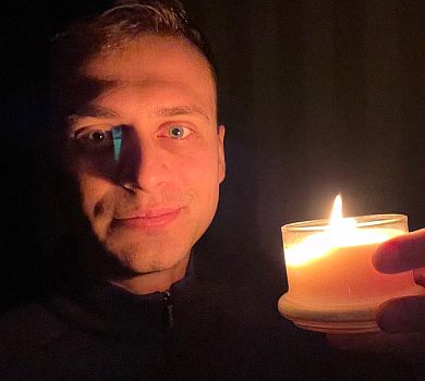 Холодильник - пережиток сучасності: Скічко зі свічкою розказав, що їсть та що робить вдома без світла