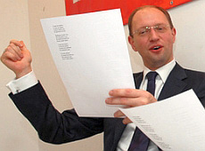 Кролик-Яценюк заспівав про зайців. ВІДЕО