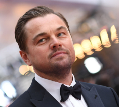 Під час пандемії закінчила школу: ДіКапріо заскочили з новою моделлю. ФОТО