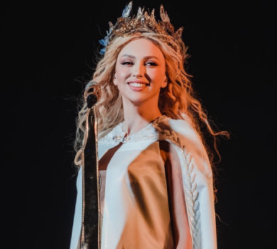 Полякова-воїтелька з мечем у руці заспівала хіти українською на сольнику в Києві. ФОТО