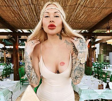 Афродіта Морозюк посвітила глибоким декольте і попою в купальнику. ФОТО 